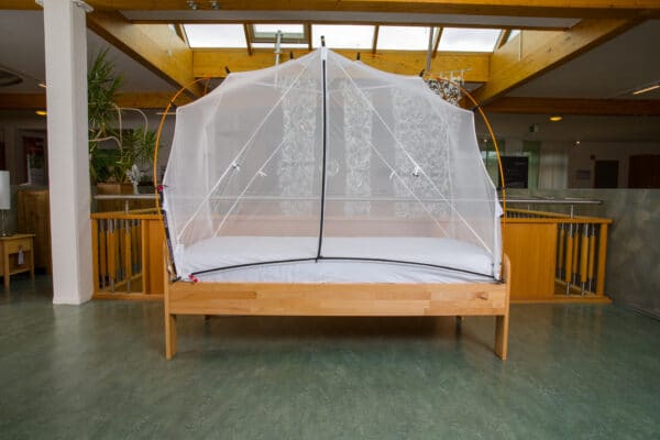 Müchenschutz Zelt Innenraum drinnen Bett anpassbar Einzelbett
