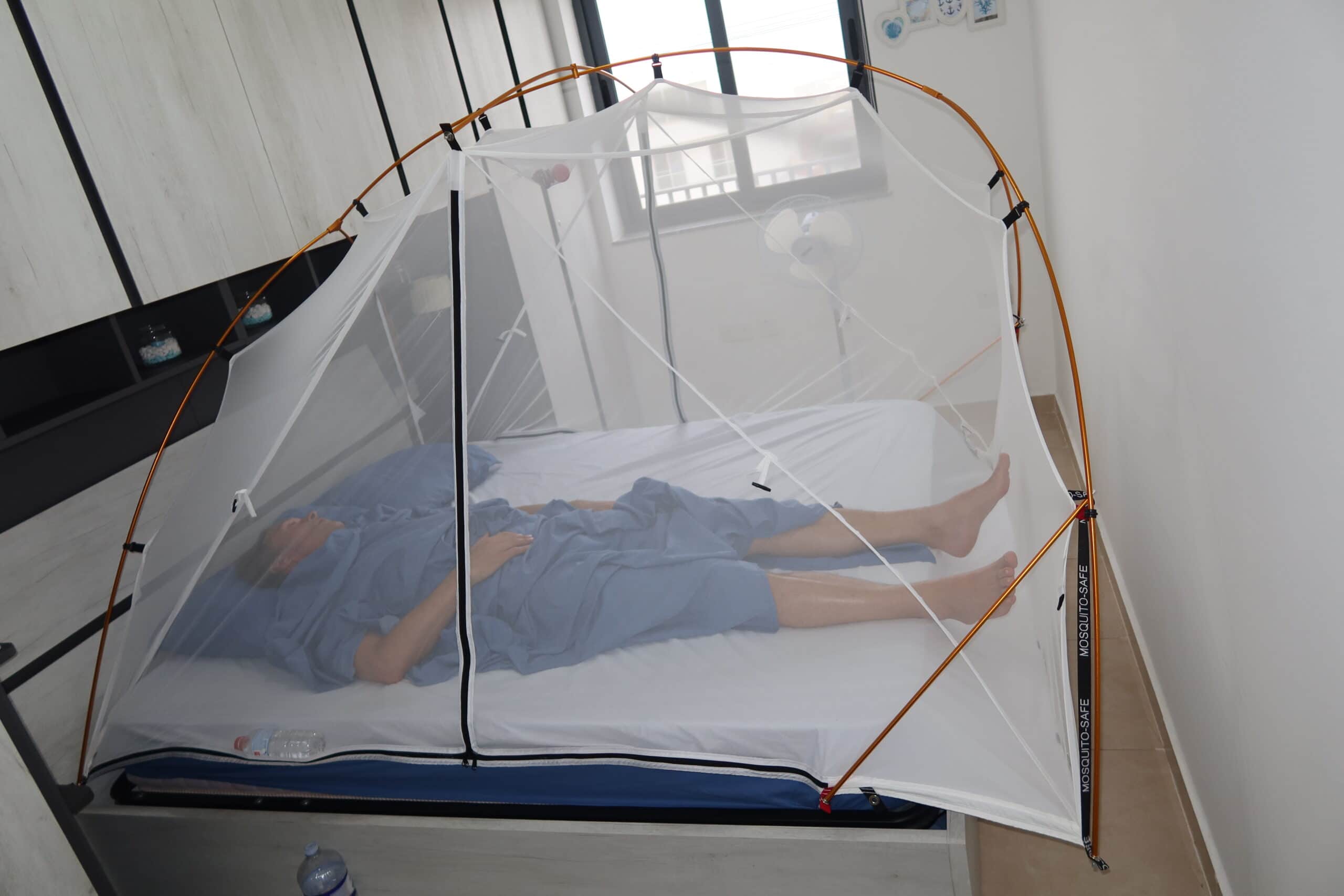 Set up your extra-long mosquito-protection tent on the bed. It is safe to lie down directly on the bottom material.